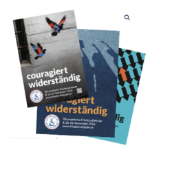Postkarten-Set der FriedensDekade 2026. Motive: Tauben durchbrechen Gitter (Olaf Warburg), Pfeil-Grafik (Lukas Springer), Schattensilhouetten (Walter Dawid). Rückseite mit QR-Code zum digitalen Begleitmaterial.