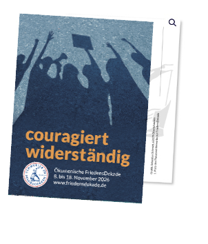 Grafik-Postkarte der FriedensDekade 2026 zum Motto „couragiert widerständig“, gestaltet von Lukas Springer. Das Motiv zeigt eine dichte Formation stilisierter, nach unten gerichteter schwarzer und türkisfarbener Pfeile auf türkisfarbenem Hintergrund. Ein einziger, auffälliger orangefarbener Pfeil bricht aus der Formation aus und zeigt nach oben rechts, was den Mut zum Richtungswechsel und den Widerstand gegen den Strom symbolisiert. Unten links das Siegel „Schwerter zu Pflugscharen“.