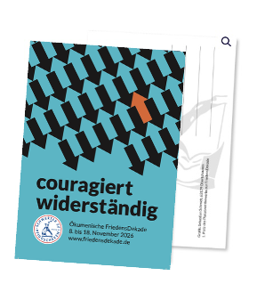 Künstlerische Postkarte der FriedensDekade 2026 zum Motto „couragiert widerständig“, gestaltet von Walter Dawid. Das Motiv zeigt dunkle Schattensilhouetten einer Menschenmenge im unteren Drittel, die ihre Arme und Hände nach oben streckt, darunter ein Megafon. Sie stehen auf einem dunklen Untergrund vor einem helleren, strukturierten blauen Hintergrund (Himmel). Die Silhouetten symbolisieren gemeinsame Zivilcourage und das Eintreten für Menschenrechte. Unten links das Siegel „Schwerter zu Pflugscharen“.