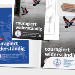 Produkt-Bundle des Gesamtpakets der FriedensDekade 2026 zum Motto „couragiert widerständig“. Zu sehen sind die Materialmappe, Plakate von Olaf Warburg, das Postkarten-Set von Lukas Springer und Walter Dawid sowie die Friedens-Zeitung.