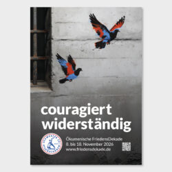Plakat der Ökumenischen FriedensDekade 2026 mit dem Motto „couragiert widerständig“. Grafik von Olaf Warburg zeigt zwei stilisierte Friedenstauben in Blau und Rot, die über rostige Gitterstäbe fliegen. Unten links das Logo „Schwerter zu Pflugscharen“. Inklusive QR-Code zur Website.