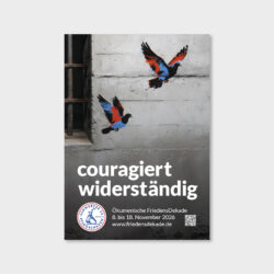 Postkarte der FriedensDekade 2026. Motiv „couragiert widerständig“ von Olaf Warburg. Darstellung zweier stilisierter Friedenstauben (Blau und Rot), die Gitterstäbe überfliegen. Symbol für den Ausbruch aus der Militarisierung.