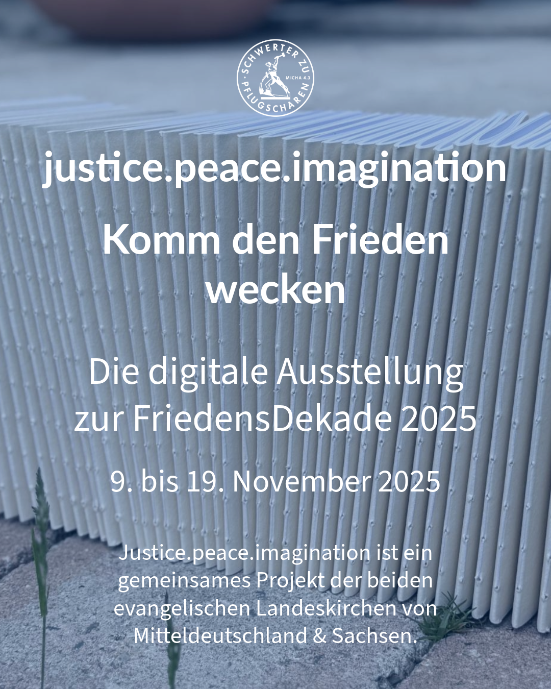 Ein Stapel leerer Sketchbooks, darauf der Titel der digitalen Ausstellung justice.Peace.Imagination